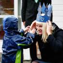 Kronprinsesse Mette-Marit fikk en krone av Tollak Andre Østrem (3) under besøket på Lund Omsorgsenter (Foto: Bjørn Sigurdsøn, Scanpix)